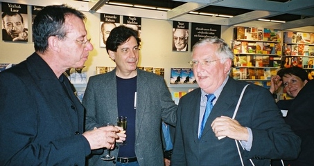 Im Hintergrund: Barbara Camenzind. Frankfurter Buchmesse (2003)