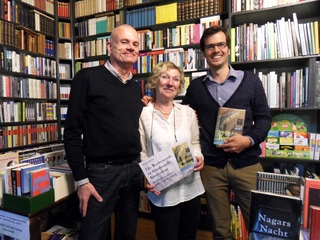 Vertreter Bodo Föhr und Matthias Gräzer überreichen der Gewinnerin des Schaufensterwettbewerbs den Gutschein für eine Reise nach Amsterdam (2014)